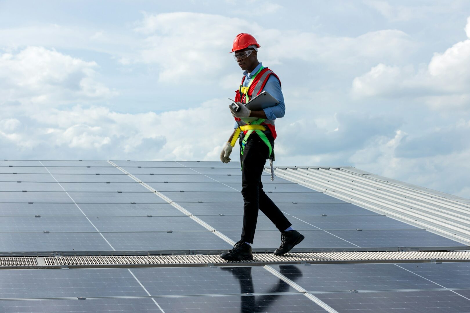 Beneficiile curățării profesionale a panourilor fotovoltaice: Investiție în performanță durabilă