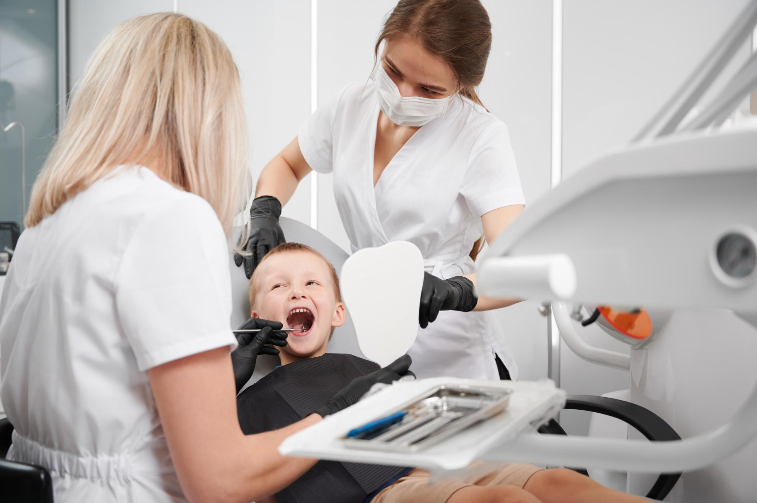 Cum îi împrietenești pe cei mici cu medicul dentist. Sfaturi pentru părinți